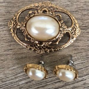 SOLD 💥(New Item) Antique Gold Broach Pin and matching Earrings